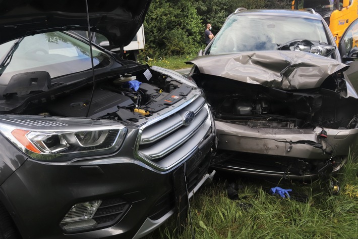 POL-HX: Zwei Unfälle mit mehreren Beteiligten auf der B 64 in Höhe Höxter Freizeitanlage - zwei Verletzte