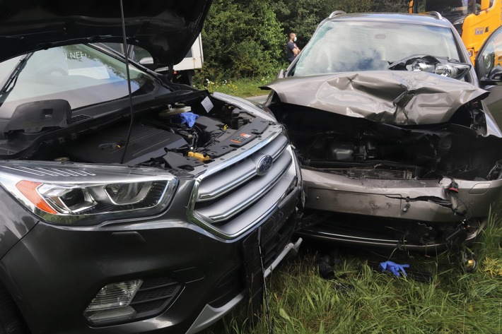 POL-HX: Zwei Unfälle mit mehreren Beteiligten auf der B 64 in Höhe Höxter Freizeitanlage - zwei Verletzte