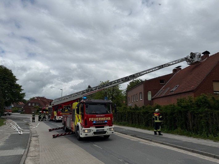 FW-AUR: Große Hitze gestaltet Kaminbrand-Bekämpfung herausfordernd