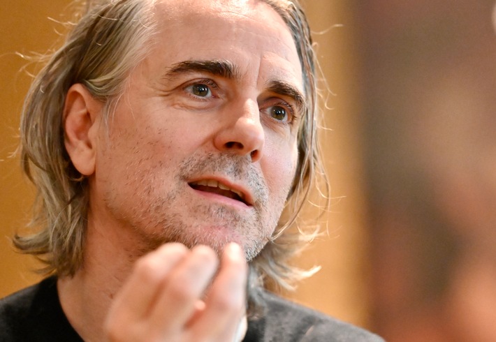Jens Harzer im Exklusiv-Interview mit "schöner leben ... bis zuletzt": Ich versuche mich so sensibel wie möglich für den Tod und das Sterben zu halten
