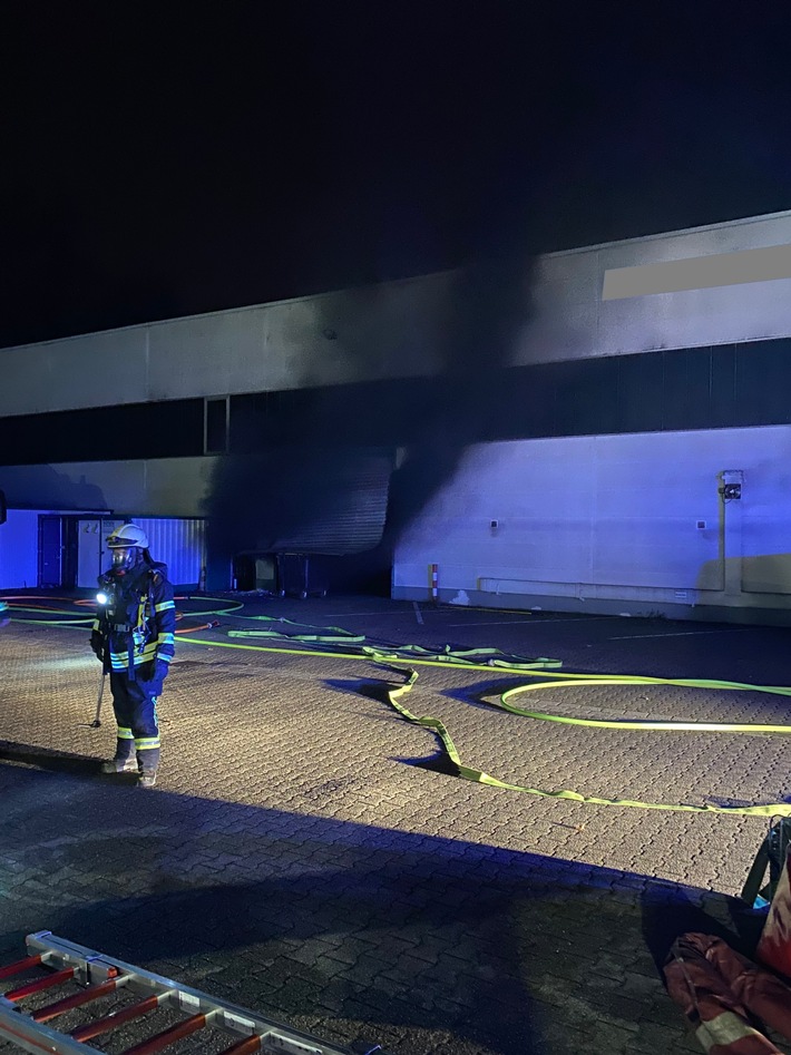 FW-MH: Brand in einer Gewerbehalle in Mülheim-Heißen