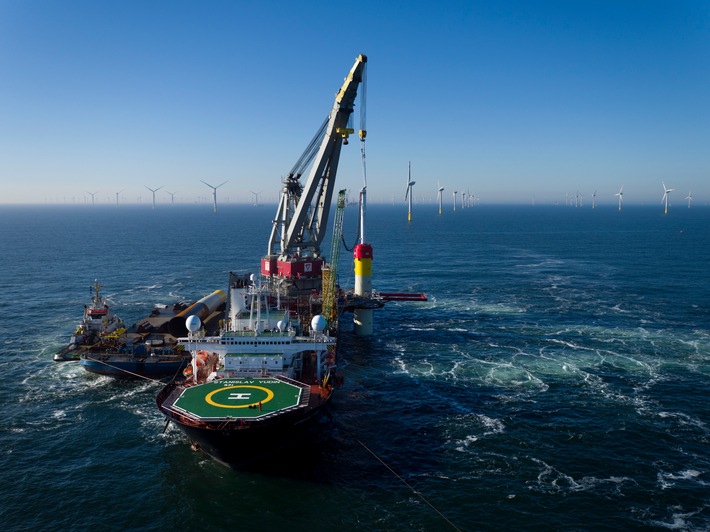 Erster Rammschlag für den Trianel Windpark Borkum II / EWE und Trianel setzen erstes Fundament für kommunalen Offshore-Windpark