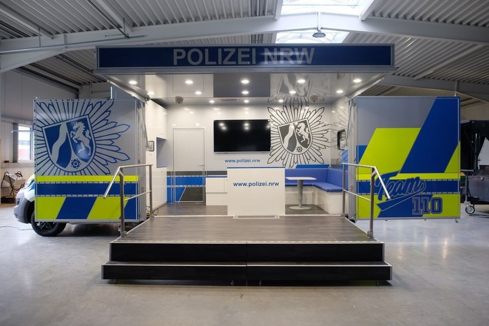 POL-NE: Informationstour zum Polizeiberuf - Einstellungsberatung mit Infomobil unterwegs