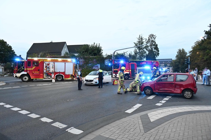 FW Pulheim: Verkehrsunfall im Kreuzungsbereich - Eine Person schwer verletzt