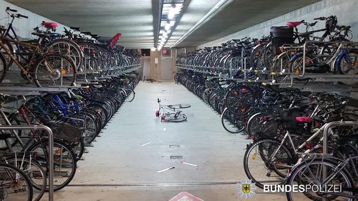 Bundespolizeidirektion München: Fahrraddieb gestellt
16-jähriger Flüchtender kommt nicht weit