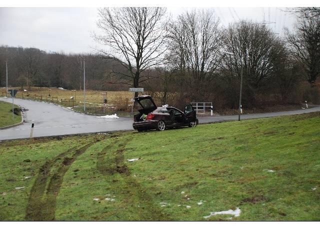 POL-OS: Osnabrück/Schölerberg: Ohne Führerschein - Auto und Kennzeichen gestohlen - Verfolgungsfahrt endet mit drei Festnahmen und Drogenfunden
