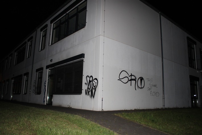 POL-RBK: Overath - Graffiti an Schulwand gesprüht - Jugendlicher geschnappt