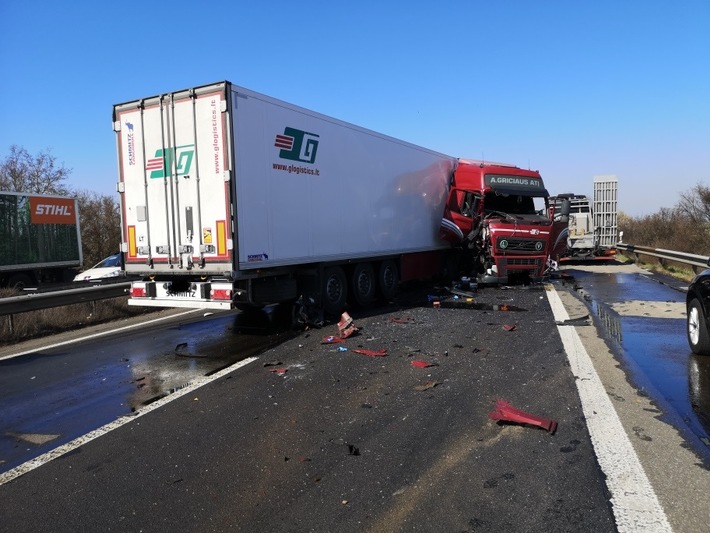 POL-PDNW: Polizeiautobahnstation Ruchheim Vollsperrung der A 61 wegen Verkehrsunfall