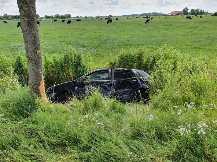 POL-WHV: Glück im Unglück bei einem Unfall im Wangerland (FOTO) - am Fahrzeug entstand Totalschaden, die drei Insassen blieben unverletzt