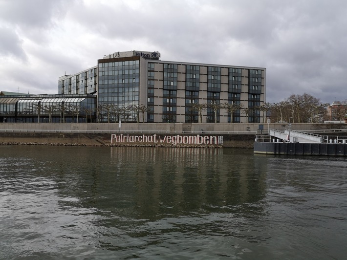 PP-ELT: Mainzer Kaimauer mit Graffiti besprüht