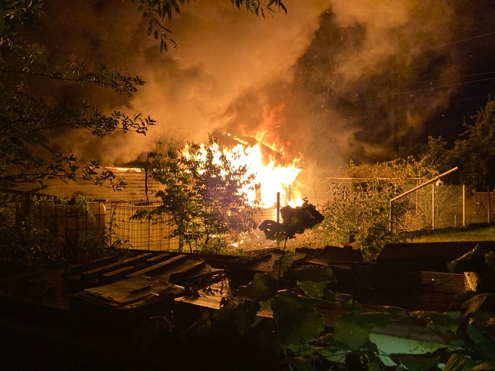FW-PI: Elmshorn: Brand zweier Gartenlauben führt zu Großeinsatz der Feuerwehr