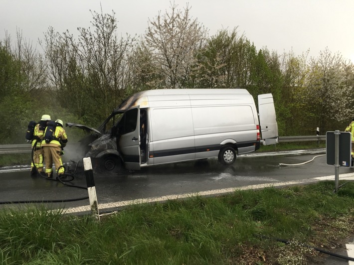 FW-AR: PKW brennt in Autobahnausfahrt bei Neheim