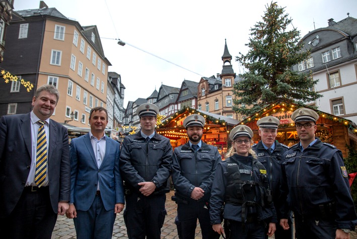 POL-MR: Ordnungspolizei und Polizei Marburg gemeinsam unterwegs auf den Weihnachtsmärkten, Präsenzstreife mit der Body-Cam