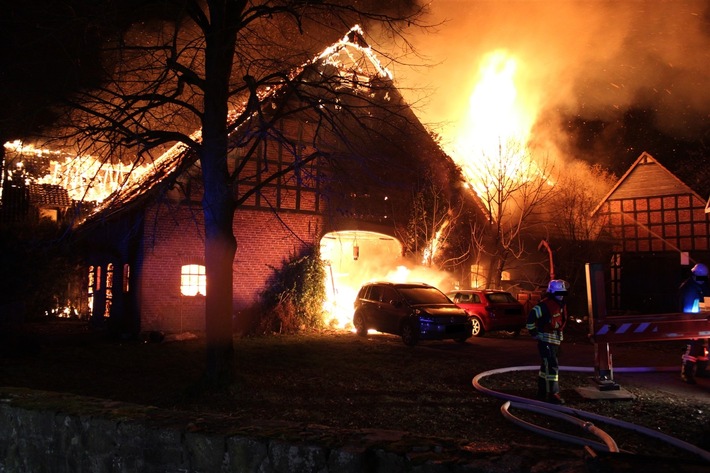 POL-MI: Ehemaliges landwirtschaftliches Anwesen geht in Flammen auf