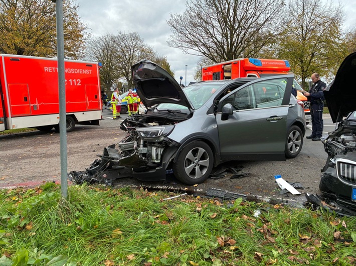 FW-KLE: Verkehrsunfall auf der Gocher Landstraße - vier Personen verletzt