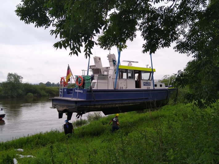 POL-DU: Minden-Lübbecke/Porta Westfalica/Duisburg: Boot der Wasserschutzpolizei "gestrandet" - aufwändige Bergung