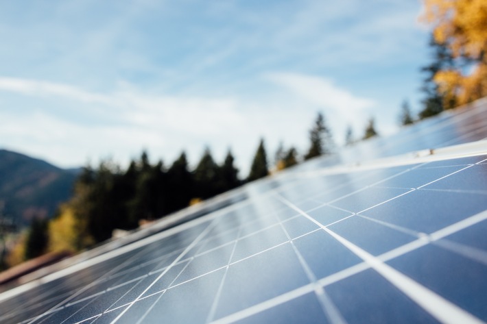 Photovoltaikanlage und Speicher von E.ON flexibel finanzieren: SolarKredit der SKG BANK verfügbar