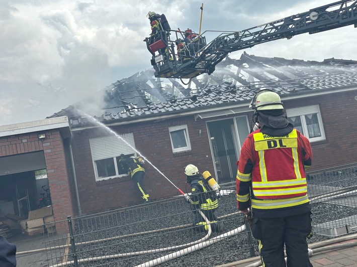 FW-ROW: Einfamilienhaus gerät in Brand