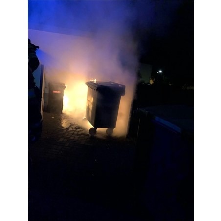 POL-ME: Unbekannte stecken Mülltonne in Brand - Velbert - 2208096