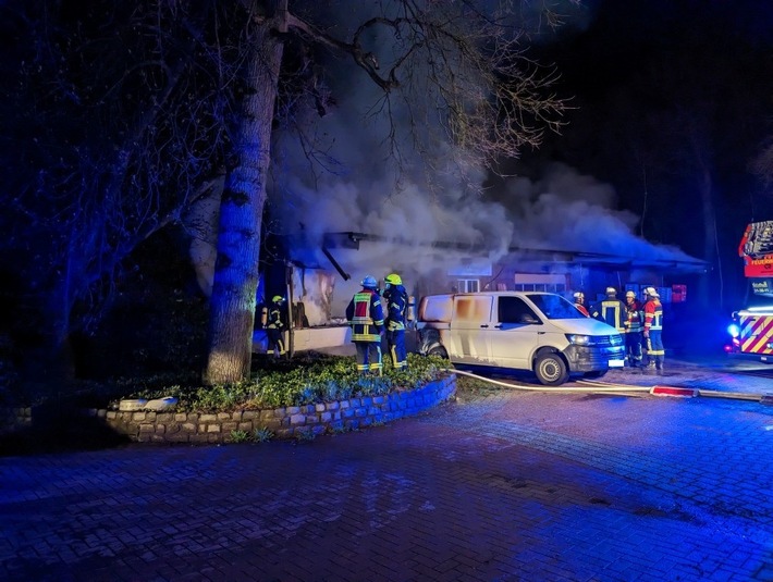 FW-ROW: Nächtlicher Gebäudebrand in Borchel