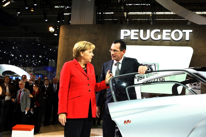 Peugeot auf der IAA 2009 / Bundeskanzlerin informiert sich über Peugeot-Projekt &quot;BB1&quot;