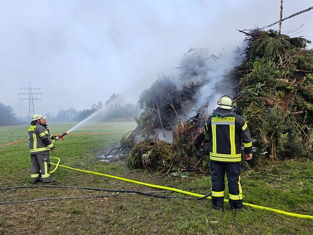 FW-AR: Osterfeuer vorzeitig in Brand