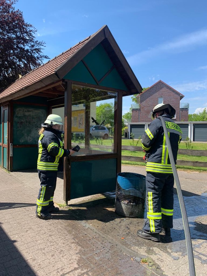 FFW Schiffdorf: Anwohner können Schlimmeres verhindern - Mülleimer steht in Flammen