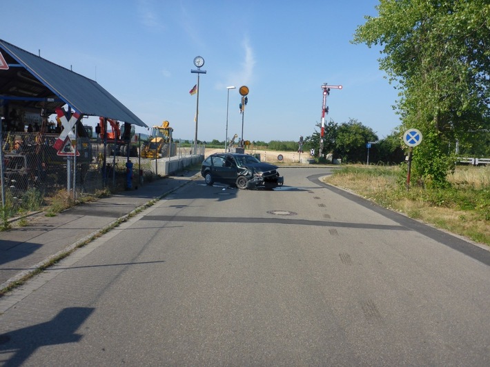POL-FR: Buggingen - Polizei sucht Unfallverursacher und Zeugen!!!