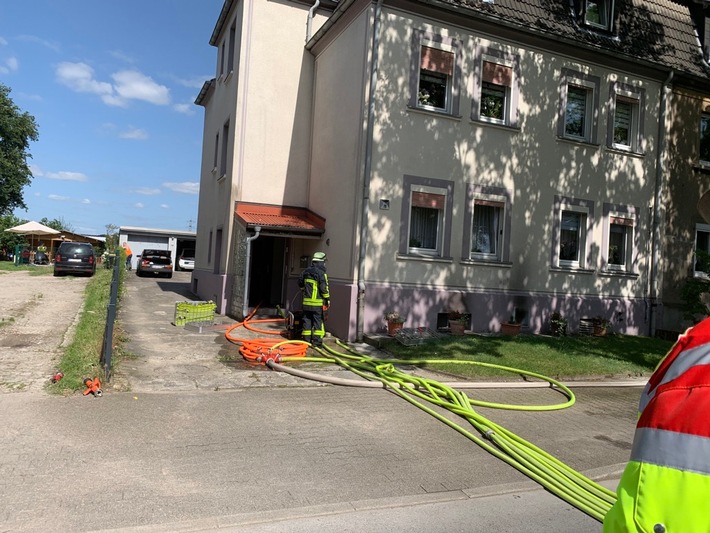 FW-GLA: Kellerbrand und PKW-Brand beschäftigen die Feuerwehr Gladbeck