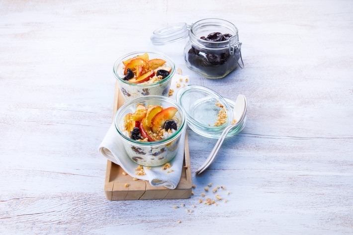 Overnight Oats mit kalifornischen Trockenpflaumen sind der perfekte Start in den Tag. Weiterer Text über ots und www.presseportal.de/nr/140261 / Die Verwendung dieses Bildes ist für redaktionelle Zwecke honorarfrei. Veröffentlichung bitte unter Quellenangabe: "obs/Amaz!n Prunes | Kalifornische Trockenpflaumen/Amaz!n Prunes / Martina Urban"