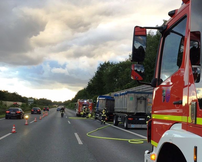 FW-GE: Brennender LKW auf Autobahn - Feuerwehr verhindert schlimmeres