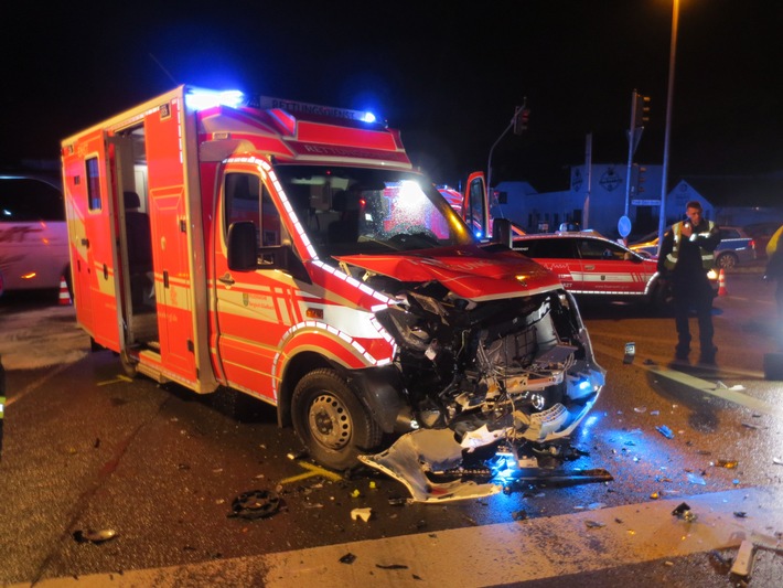 FW-GL: Schwerer Verkehrsunfall unter Beteiligung eines Rettungswagens der Feuerwehr Bergisch Gladbach