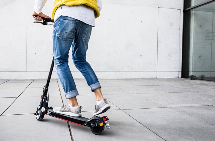 Moovi vermarktet neuen E-Scooter &quot;StVO Pro&quot; gemeinsam mit der AXA als ersten bereits beim Kauf versicherten E-Scooter