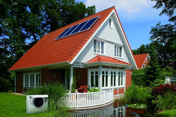 ISH: Schüco präsentiert hoch effiziente Solar-Innovationen /  
Hybrid-Wärmepumpe für neue Energie in alten Bauten