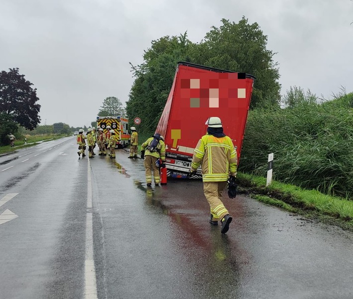 POL-STD: LKW zwischen Stade und Hollern-Twielenfleth im Graben - Feierabendverkehr behindert