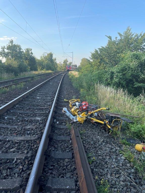 BPOL NRW: Bahnbetriebsunfall in Viersen - Zug kollidiert mit Arbeitsgeräten und Werkzeug