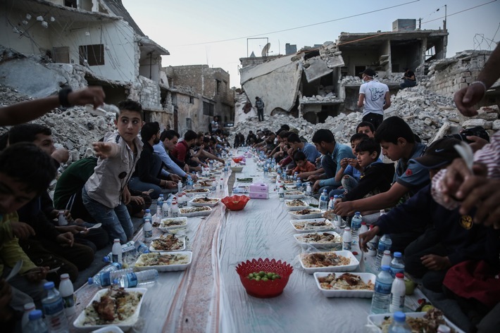 Der in Syrien für die Deutsche Presse-Agentur arbeitende Fotograf Anas Alkharboutli ist bei den Pictures of the Year International (POYI) mit dem Award of Excellence in der Kategorie Daily Life Singles ausgezeichnet worden. Sein Bild zeigt Menschen in den Trümmern eines Wohnviertels der Stadt Al Atarib, die während des Fastenmonats Ramadan ein gemeinsames Iftar-Essen (Fastenbrechen) einnehmen. Das Viertel war während der Militäroperationen in der Provinz Aleppo völlig zerstört worden. Anas Alkharboutli hat das Foto am 7. Mai 2020 aufgenommen. Honorarfreier Nutzung nur in Zusammenhang mit POYI-Berichterstattung. Foto: Anas Alkharboutli / dpa / Weiterer Text über ots und www.presseportal.de/nr/8218 / Die Verwendung dieses Bildes ist für redaktionelle Zwecke unter Beachtung ggf. genannter Nutzungsbedingungen honorarfrei. Veröffentlichung bitte mit Bildrechte-Hinweis.