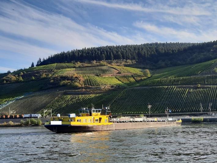 POL-HBPP: Mögliche Sperrung der Schifffahrt auf dem Rhein - festgefahrenes Tankmotorschiff muss geborgen werden