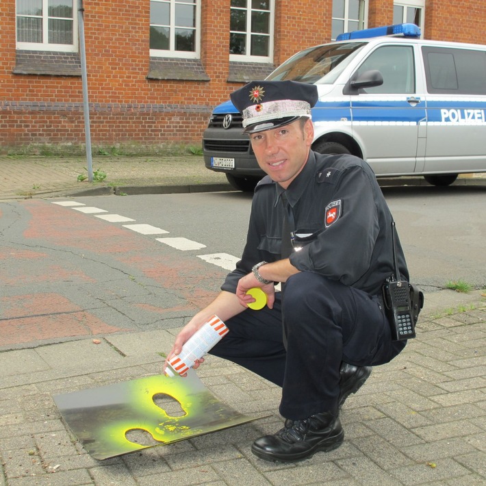 POL-NI: "Vor dem ABC : Schulweg üben!" - Schulanfänger sind auch Verkehrsanfänger  -Bild im Download-