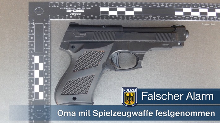 Bundespolizeidirektion München: Anscheinswaffe in der S-Bahn - Angst bei Reisenden durch Oma mit Spielzeugpistole