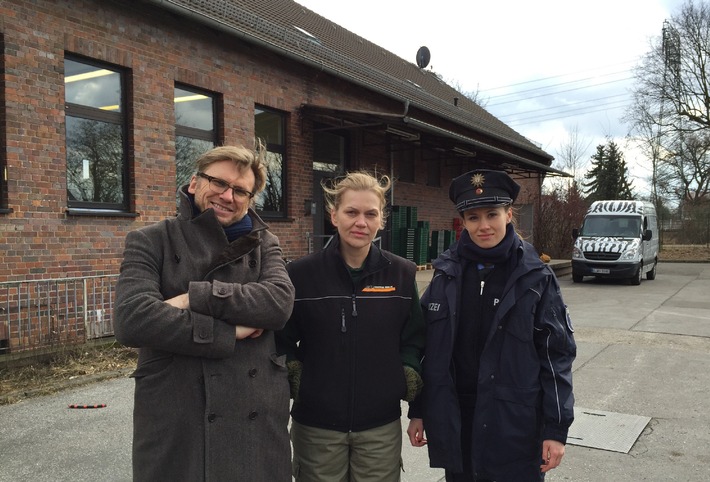 ZDF verfilmt Elisabeth Herrmann-Krimi "Das Dorf der Mörder" / Mit Anna Loos, Alina Levshin und Jürgen Tarrach (FOTO)