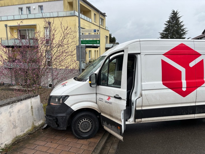 POL-PDLD: Bad Bergzabern - Paketdienstfahrzeug macht sich selbstständig
