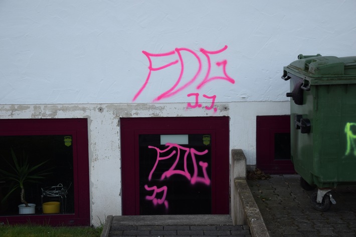 POL-HF: Graffitis an Schulgebäude- Täter beschmieren Außenwände