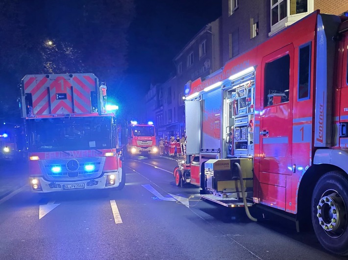 FW-GL: Rauchentwicklung in Treppenhaus sorgt für Einsatz von Feuerwehr und Polizei - Gemeinsame Pressemitteilung