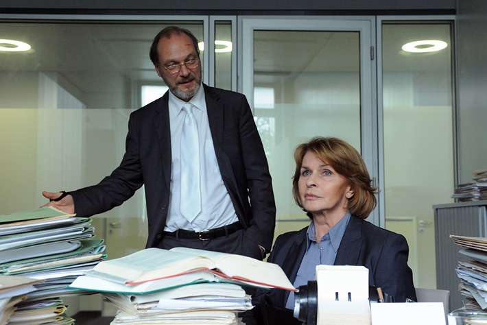 Der Samstagskrimi: "Unter Verdacht - Ein Richter" /  24. Film der ZDF-Reihe mit Senta Berger (FOTO)