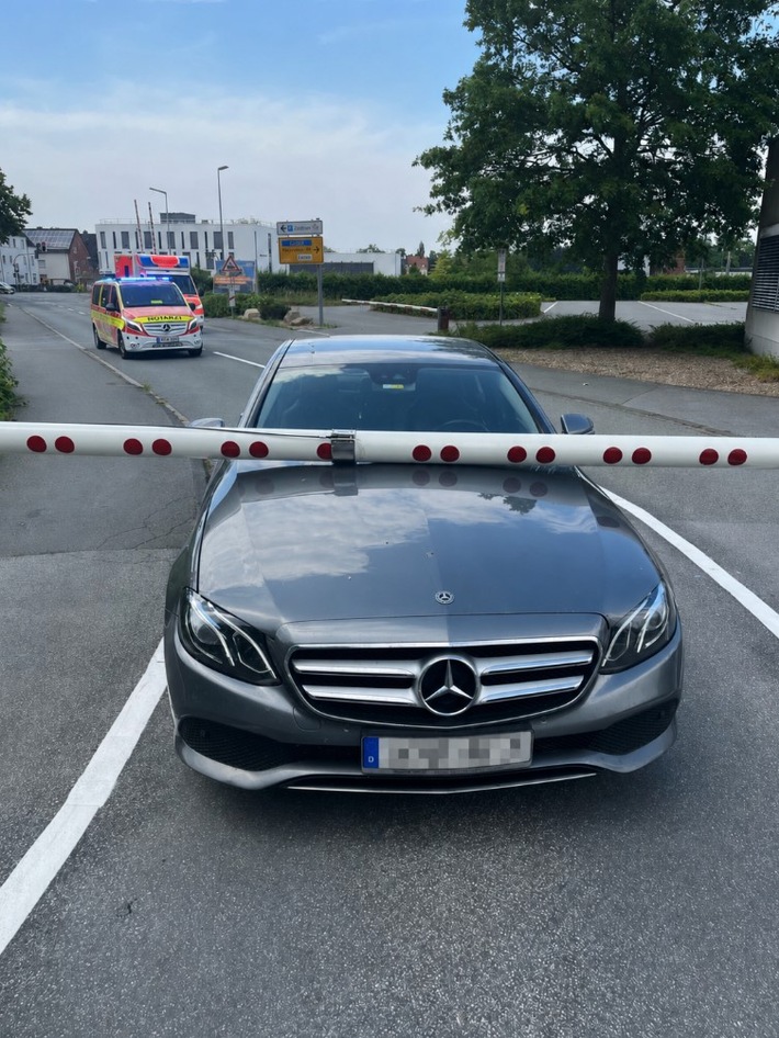 POL-SO: Fahrzeug gerät unter Bahnschranke - Fahrer verletzt