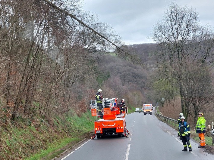 FW-EN: Bäume blockieren Fahrbahn