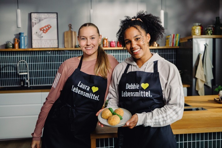 Der EDEKA-Verbund begleitet Team Deutschland bei den Olympischen Winterspielen 2026. Im Bild: Bobfahrerinnen Laura Nolte und Deborah Levi (v.l.n.r.). / Weiterer Text über ots und www.presseportal.de/nr/51907 / Die Verwendung dieses Bildes für redaktionelle Zwecke ist unter Beachtung aller mitgeteilten Nutzungsbedingungen zulässig und dann auch honorarfrei. Veröffentlichung ausschließlich mit Bildrechte-Hinweis.
