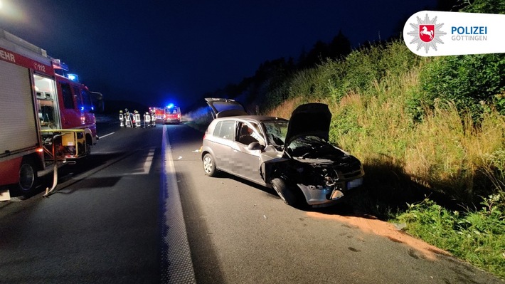POL-GÖ: (270/2022) Unfall auf dem Hauptfahrstreifen - Hyundai kollidiert mit vorausfahrendem Sattelzug. Pkw-Fahrer schwer verletzt.