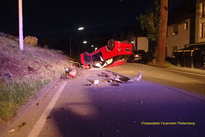 FW-PL: PKW- Fahrer konnte seinem Fahrzeug nach Kollision mit einer Betontreppe unverletzt entsteigen

Schwerer Verkehrsunfall auf der Ebbetalstraße in Plettenberg- Kückelheim in Höhe der ehemaligen Kolonie